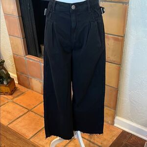 ZARA Black Pleated Side Buckle Wide Leg Crop Jeans, size 4